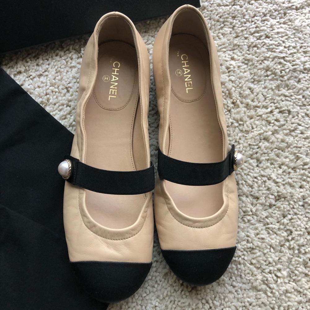 CHANEL Beige and Black flats size 37
